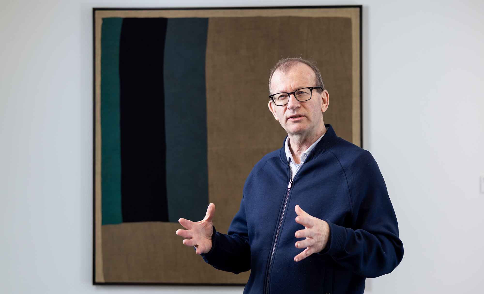 Canice Prendergast in front of Ohne Titel (Streifen).